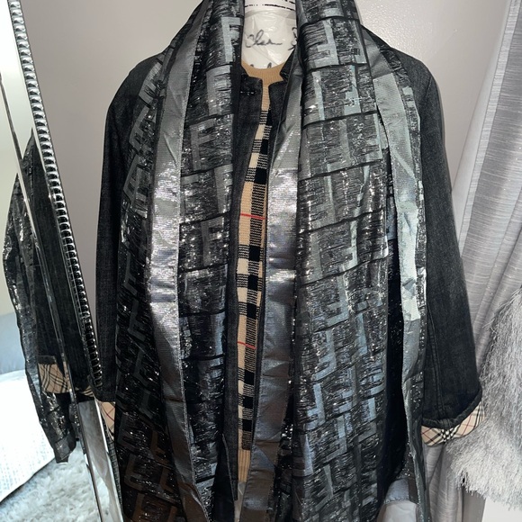 Preloved Fendi silk scarf gorgeous condition size is 70” long and 18”wide - Picture 4 of 15